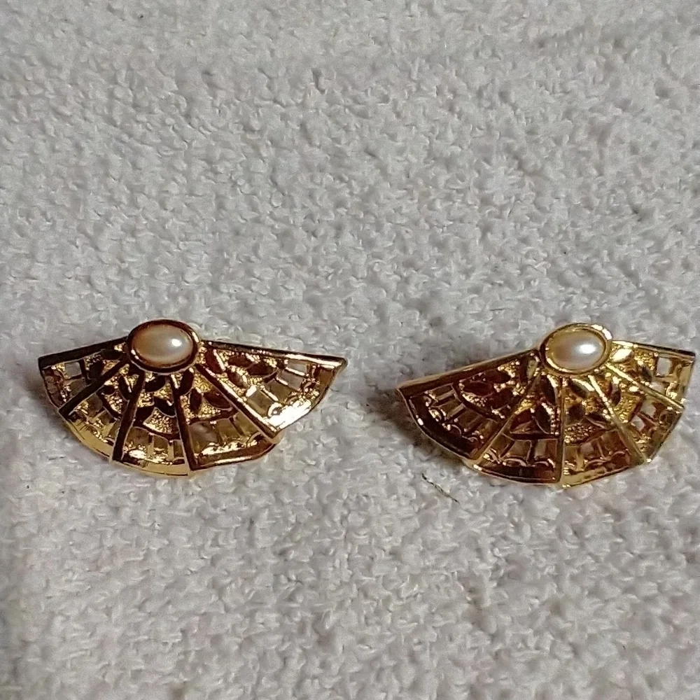 Goldtone faux pearl 🦪 fan shaped clip earrings